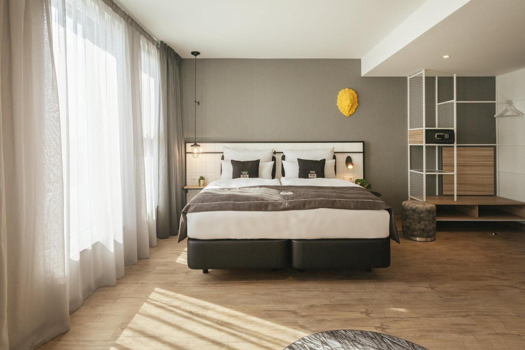 - The Niu, Leo By Ihg 3*